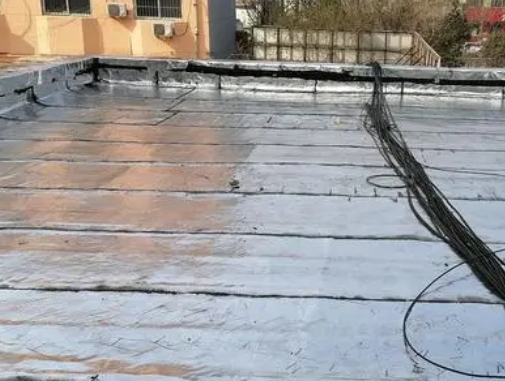 秀屿卫生间漏水维修公司分享下秀屿屋面楼顶防水刚性防水层施工要点。